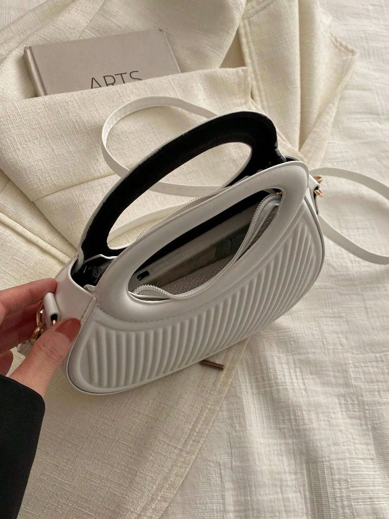 14928 1c-02-09 Bolso de mano - hombro cruzado de diseño francés de moda con un patrón blanco